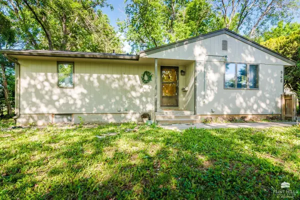 946 Mission Avenue, Manhattan, KS 66502