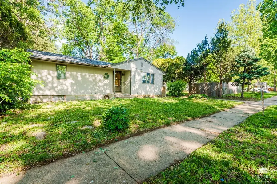 946 Mission Avenue, Manhattan, KS 66502 - #2