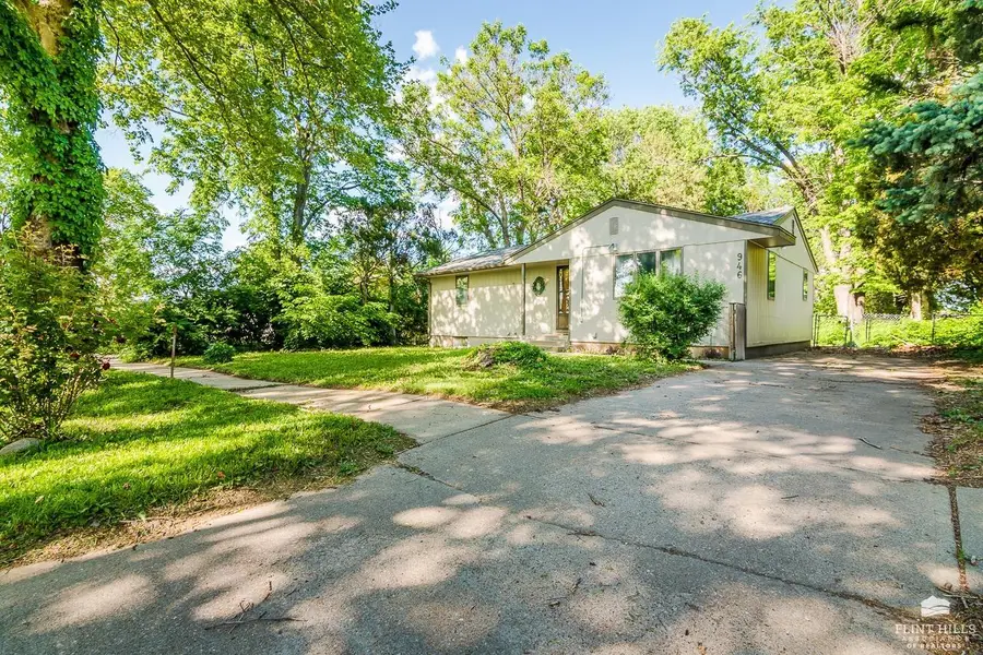 946 Mission Avenue, Manhattan, KS 66502 - #3