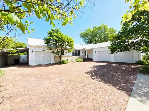 126 Parkside Circle, Junction City, KS 66441