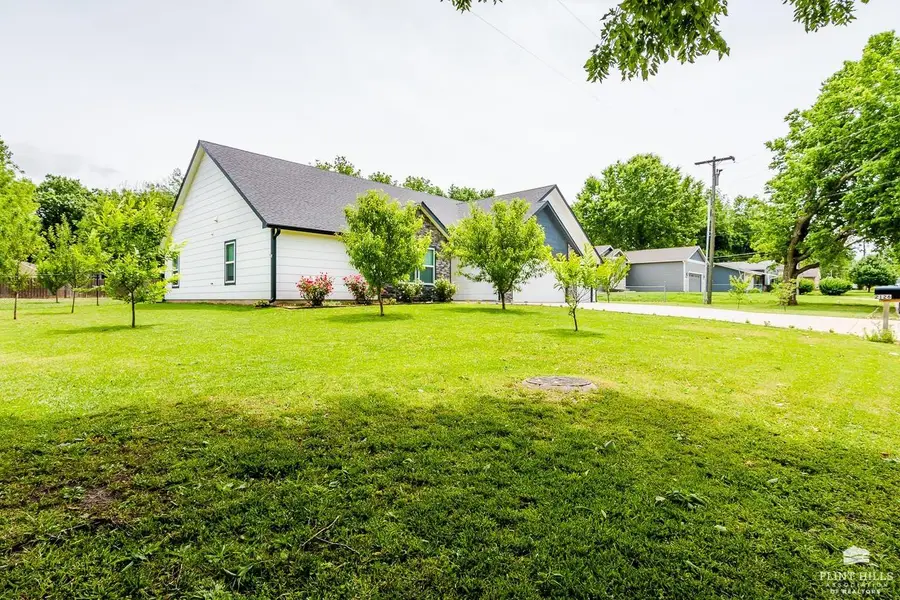 2126 Lawrence Street, Manhattan, KS 66502 - #2