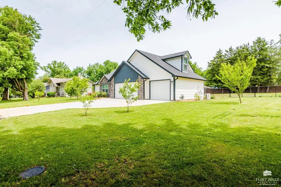 2126 Lawrence Street, Manhattan, KS 66502 - #3