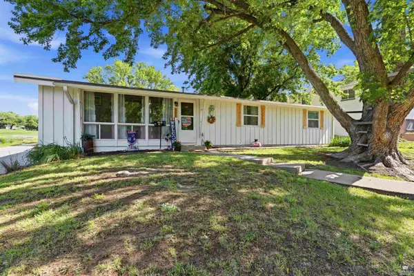 403 Arthur Street, Clay Center, KS 67432