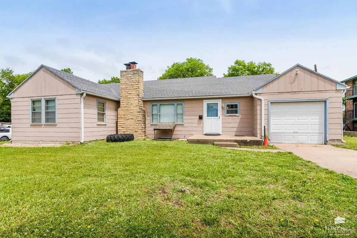 826 Sunset Avenue, Manhattan, KS 66502 - #1