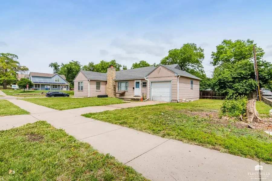 826 Sunset Avenue, Manhattan, KS 66502 - #2