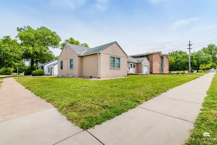 826 Sunset Avenue, Manhattan, KS 66502 - #3