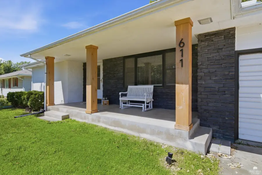 611 Kansas Ave, Alma, KS 66401 - #2