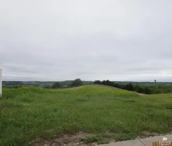 2100 Royal Ridge Circle, Manhattan, KS 66503