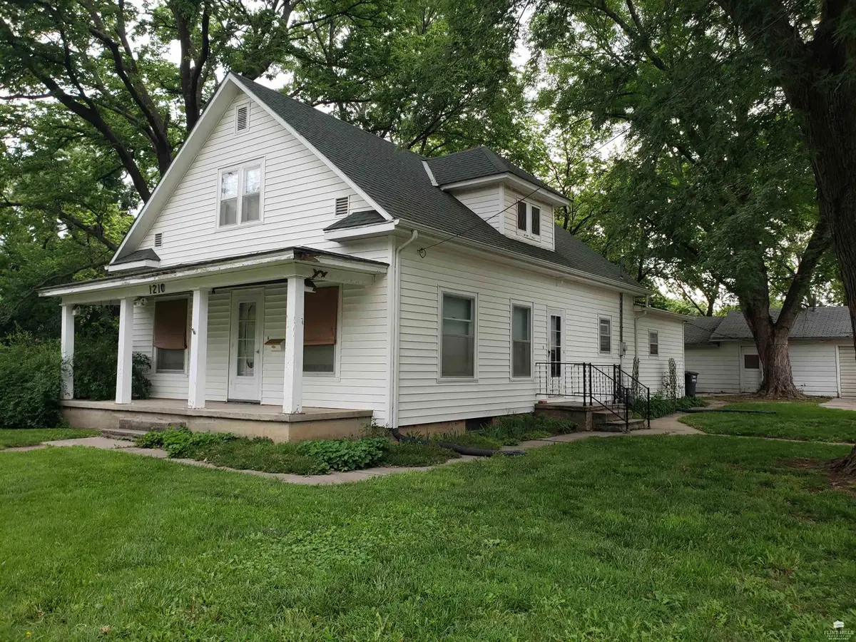 1210 3rd Street, Clay Center, KS 67432 - #1