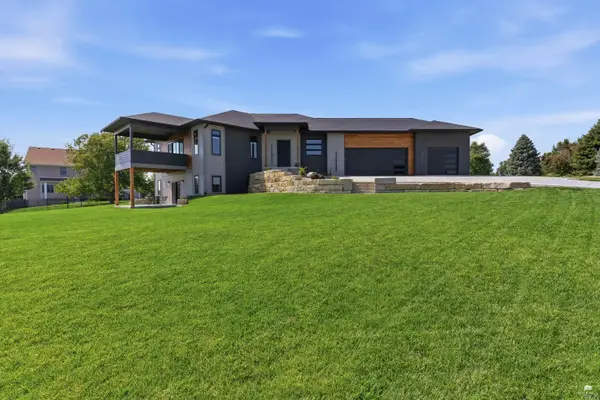 1104 Mill Knoll Terrace, Manhattan, KS 66503