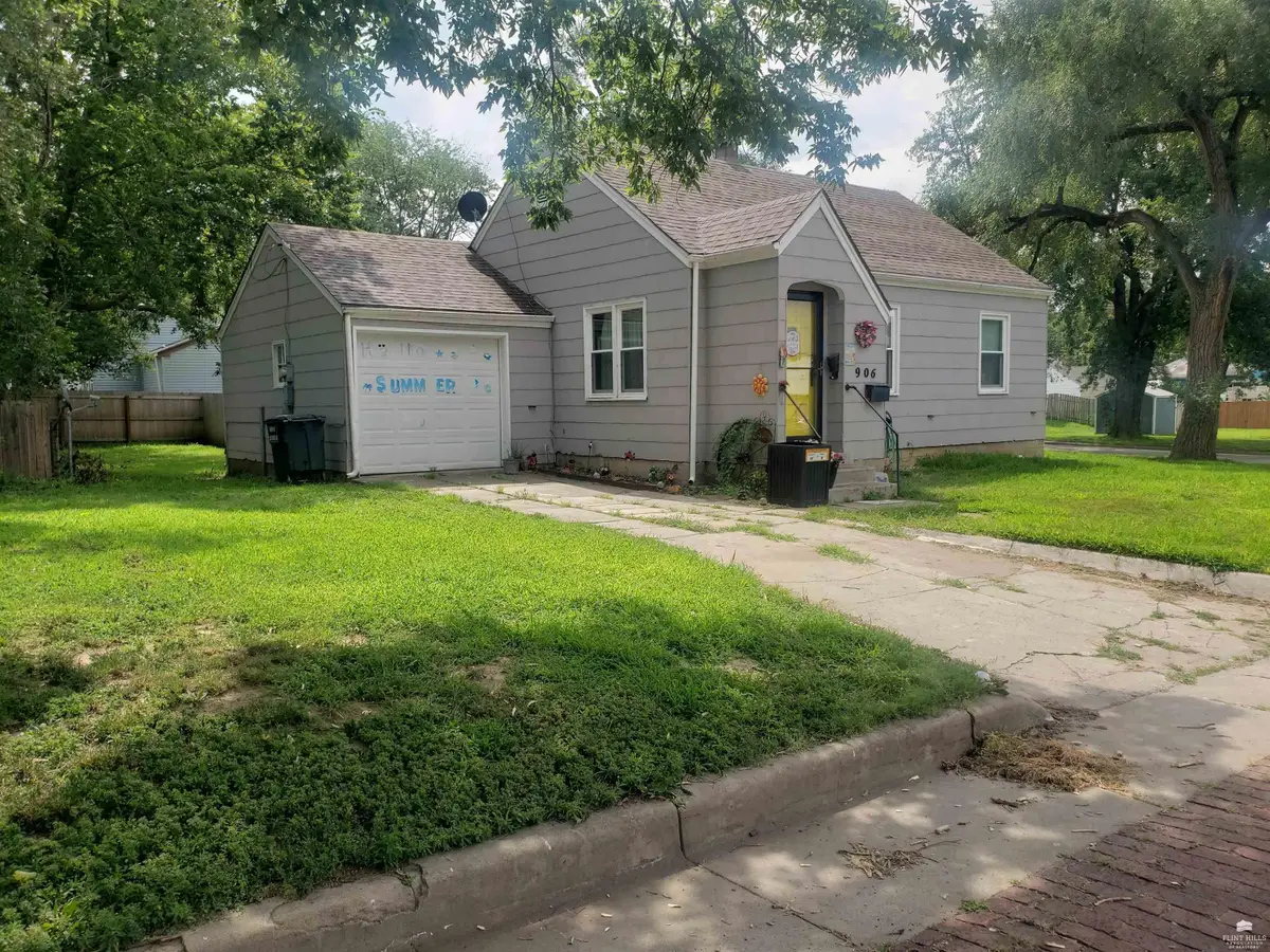 906 10th Street, Clay Center, KS 67432 - #1