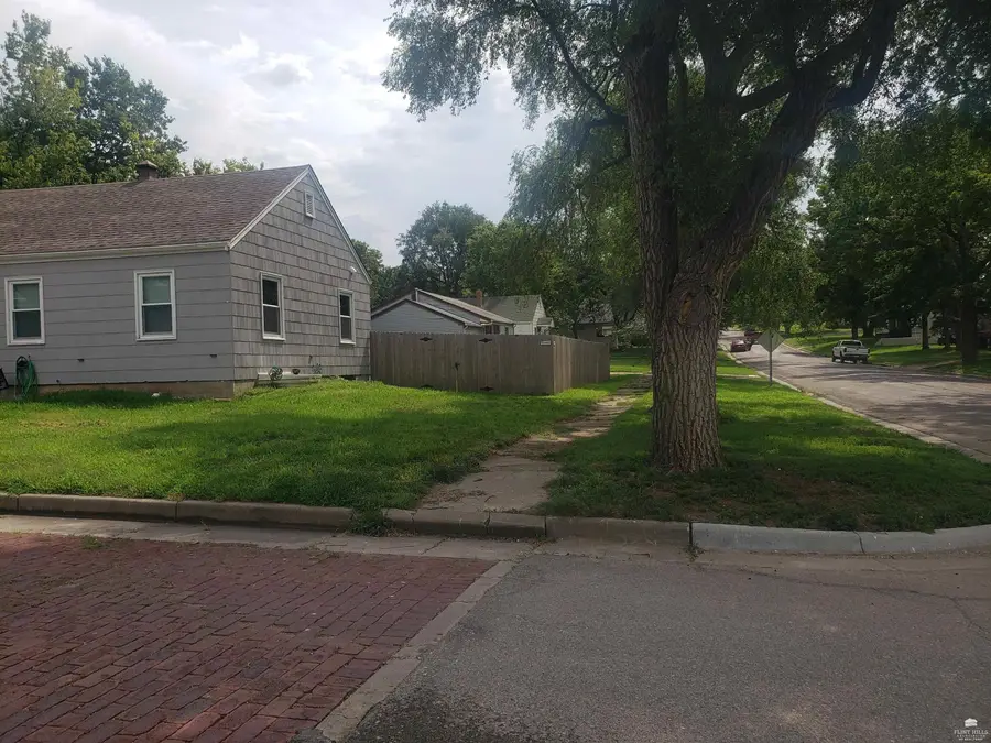906 10th Street, Clay Center, KS 67432 - #3