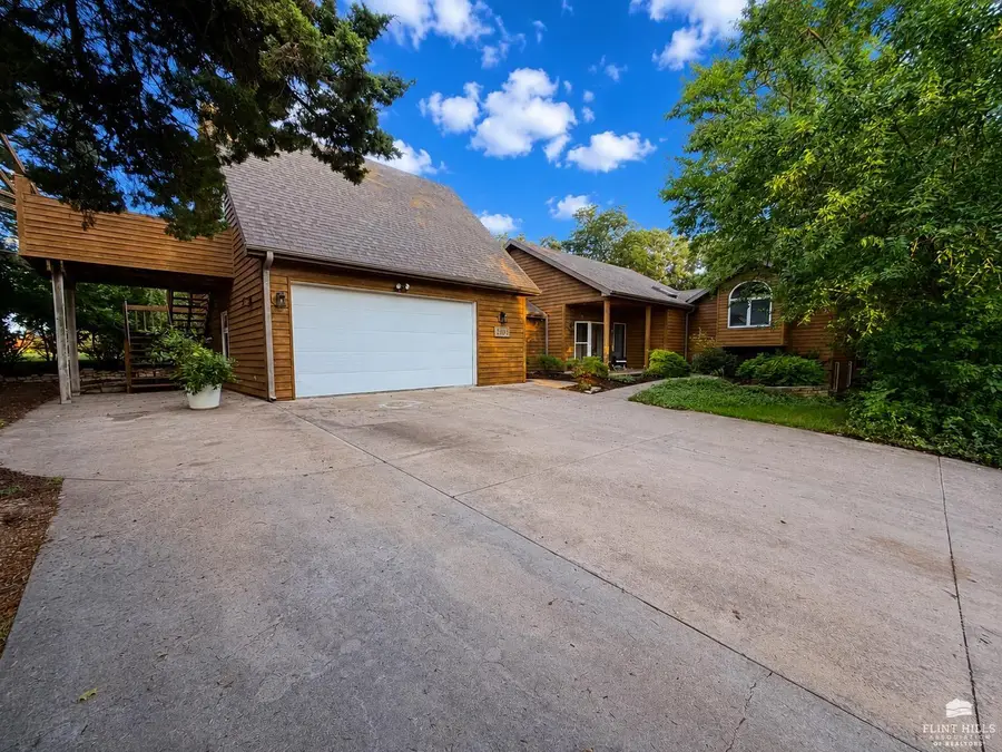 2303 Wildwood Lane, Manhattan, KS 66502 - #2