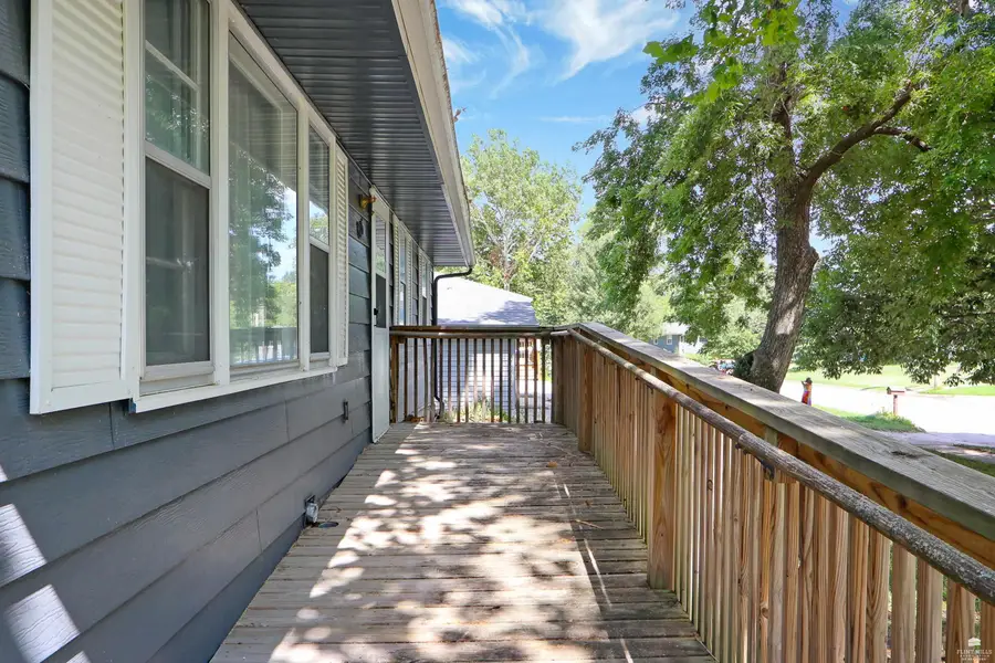 816 Church Avenue, Manhattan, KS 66502 - #3