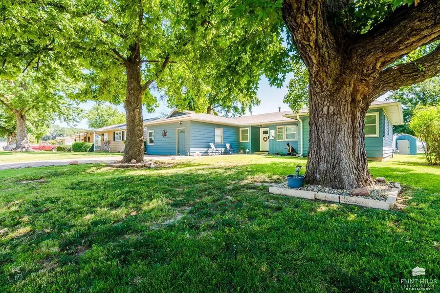 1002 Pine Street, Wamego, KS 66547 - #2