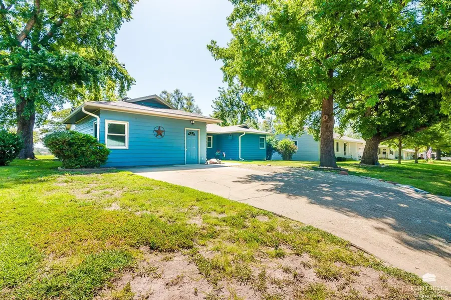 1002 Pine Street, Wamego, KS 66547 - #3
