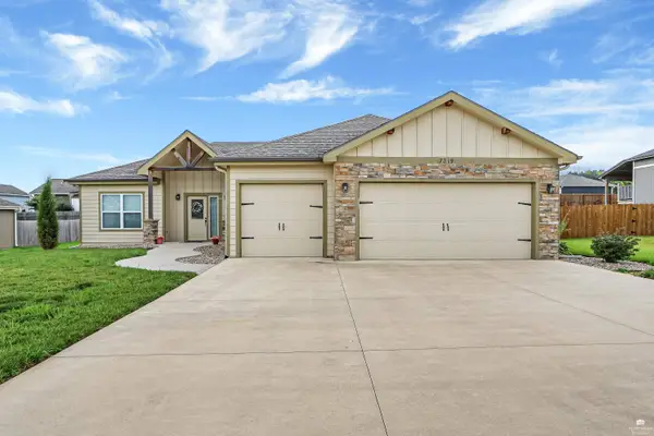 17319 Driftwood Bend, Wamego, KS 66547