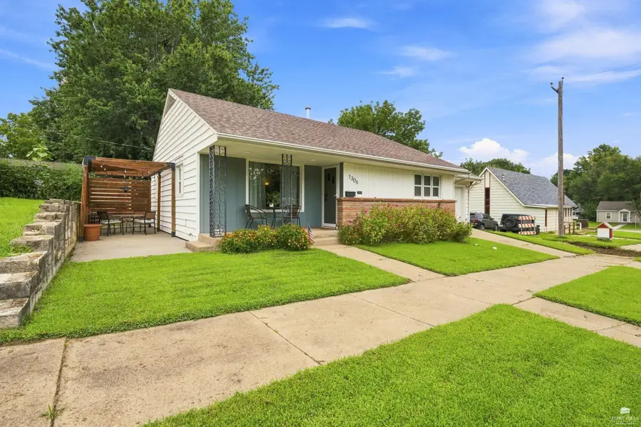 1306 6th Street, Wamego, KS 66547 - #2