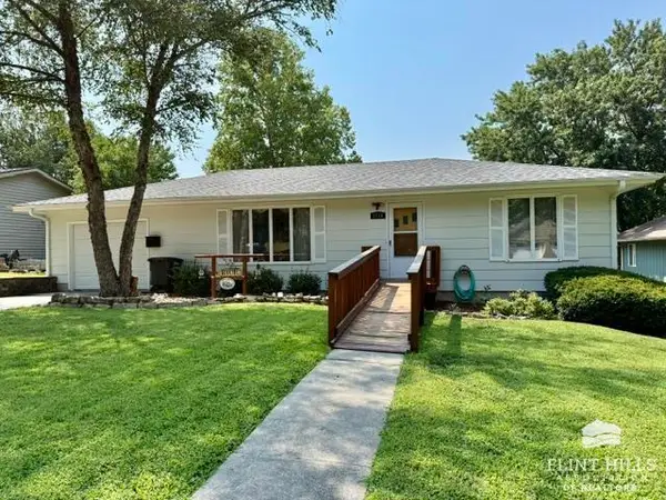 1114 Clarke Street, Clay Center, KS 67432