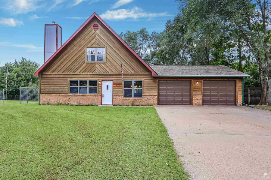 813 Greenfield Cir, Manhattan, KS 66502 - #2