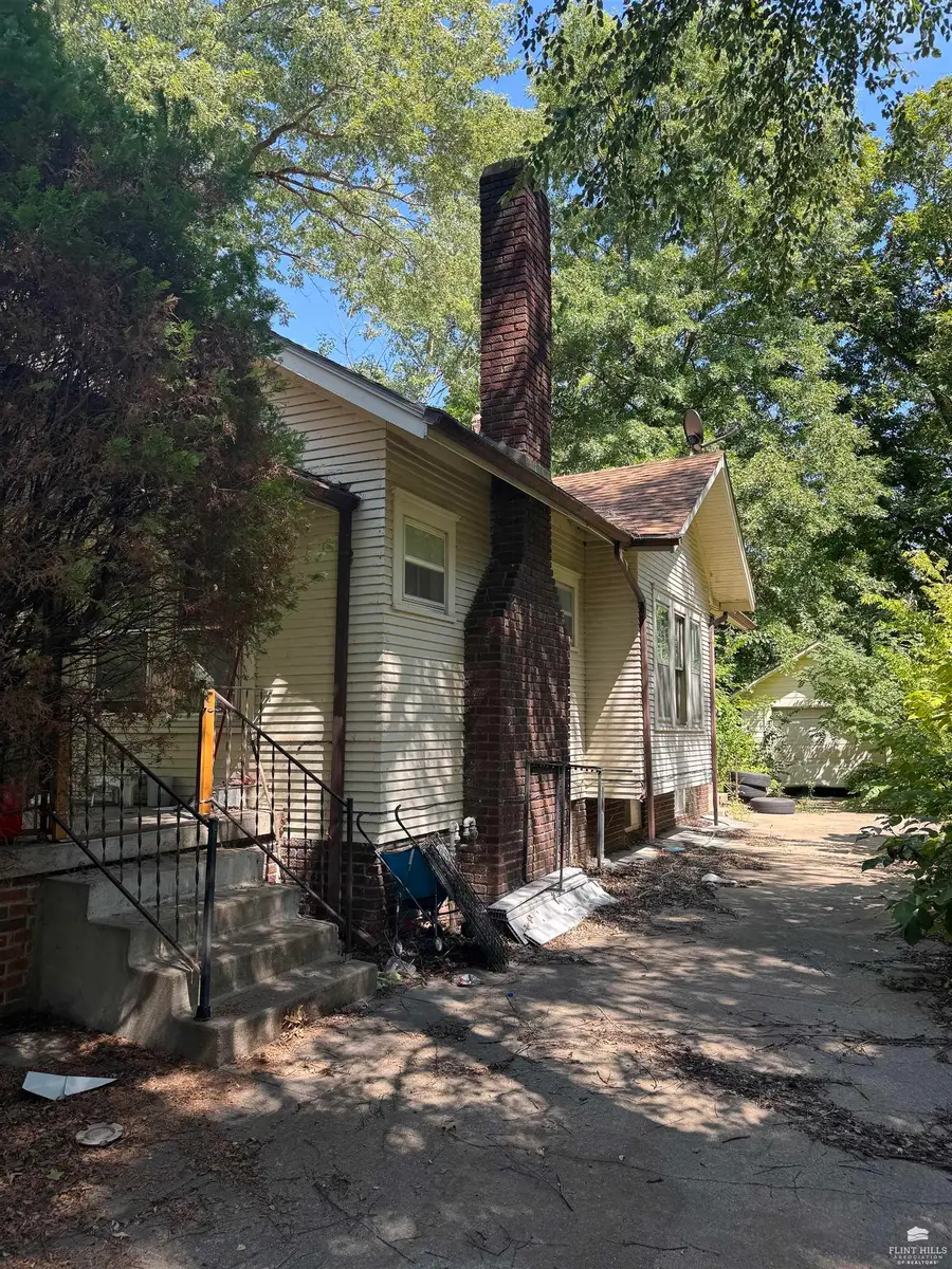 318 N 16th Street, Manhattan, KS 66502 - #3