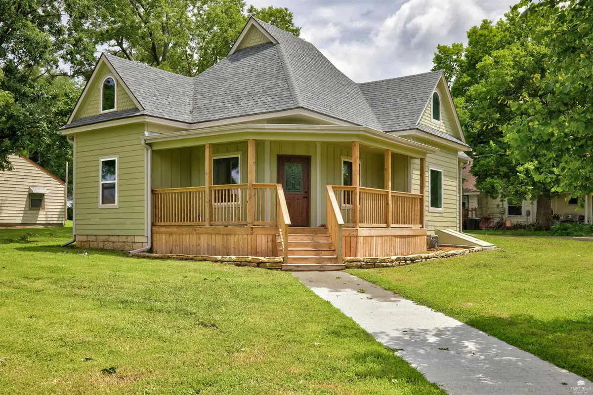 100 E 8th Street, Onaga, KS 66521 - #1