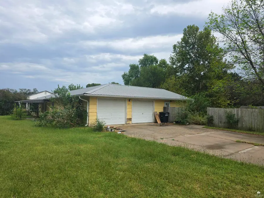908 Grant Avenue, Clay Center, KS 67432 - #2