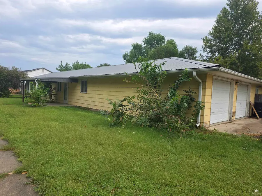 908 Grant Avenue, Clay Center, KS 67432 - #3