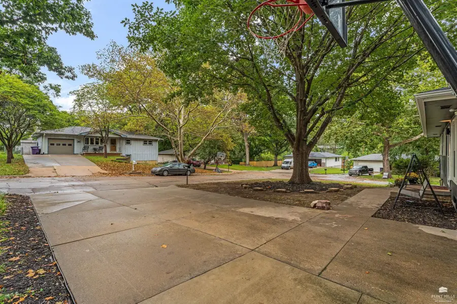 3213 Highland Circle, Manhattan, KS 66503 - #2