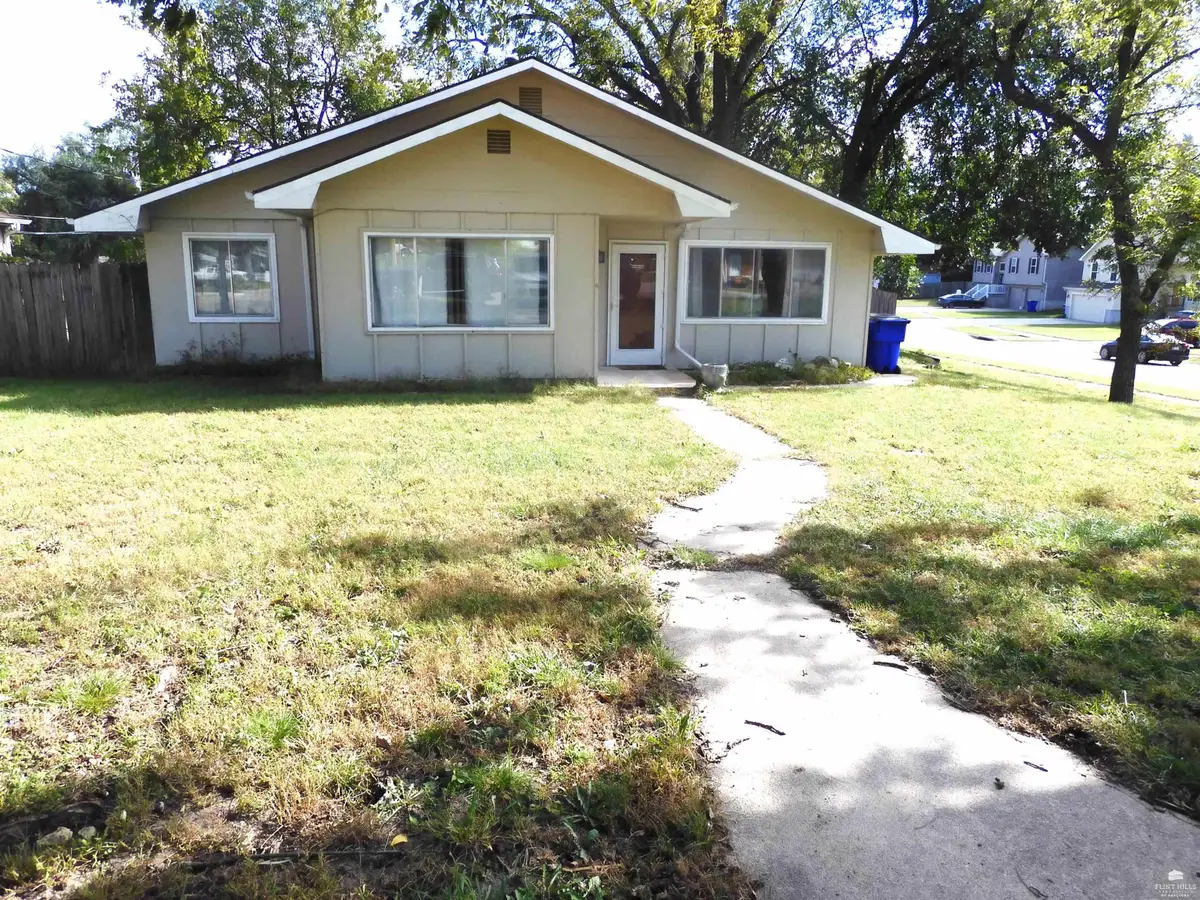 638 W Pine Street, Junction City, KS 66441 - #1
