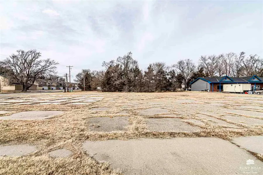 902 Grant Avenue, Junction City, KS 66441 - #3