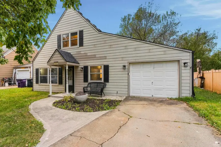 2137 Halls Landing, Manhattan, KS 66502 - #2