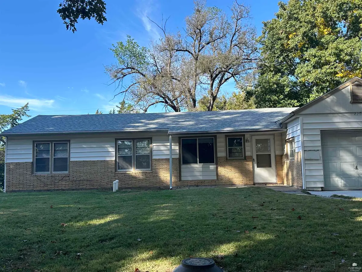 220 Summit Avenue, Manhattan, KS 66502 - #1