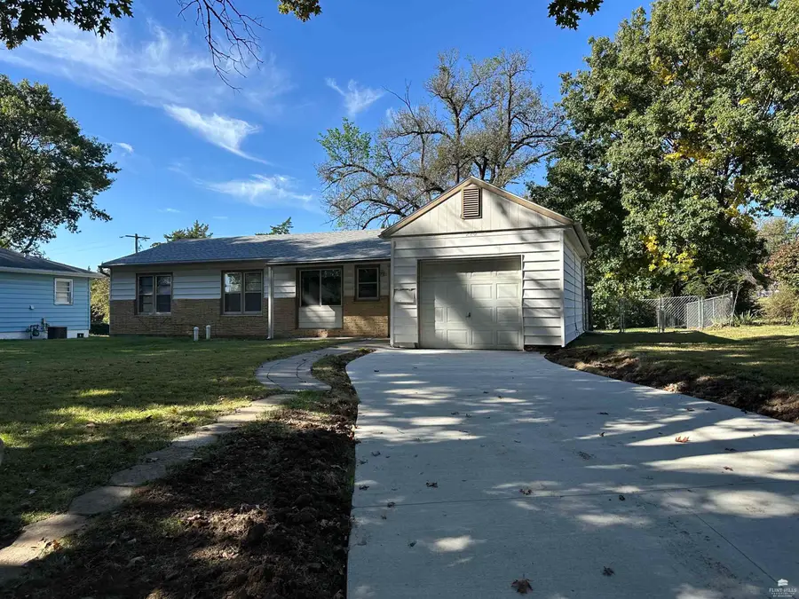 220 Summit Avenue, Manhattan, KS 66502 - #2