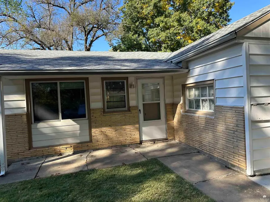 220 Summit Avenue, Manhattan, KS 66502 - #3