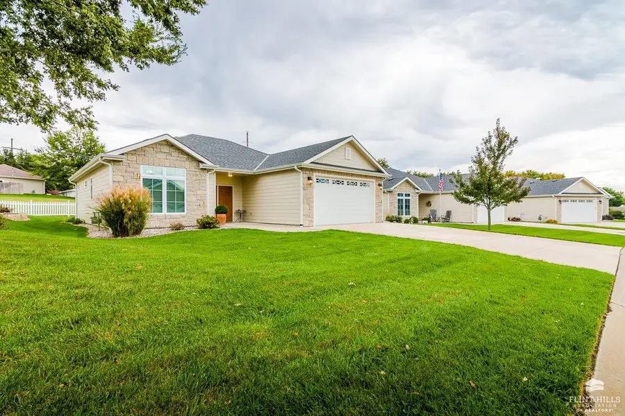 310 Simmer Drive, Wamego, KS 66547 - #2