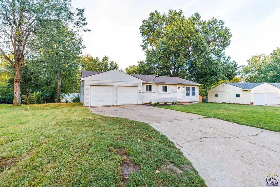 2124 SW Meadow Ln, Topeka, KS 66614 - Image #2