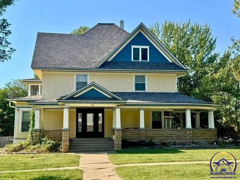 210 N 8th St, Hiawatha, KS 66434 - Image #1