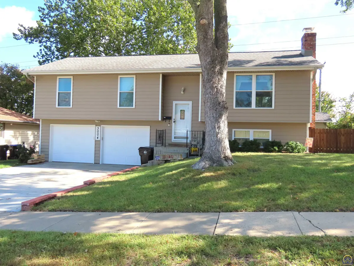 3004 SW Eveningside Dr, Topeka, KS 66614 - Image #1