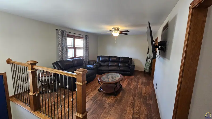 310 Lyter Ct, Carbondale, KS 66414-9637 - Image #2