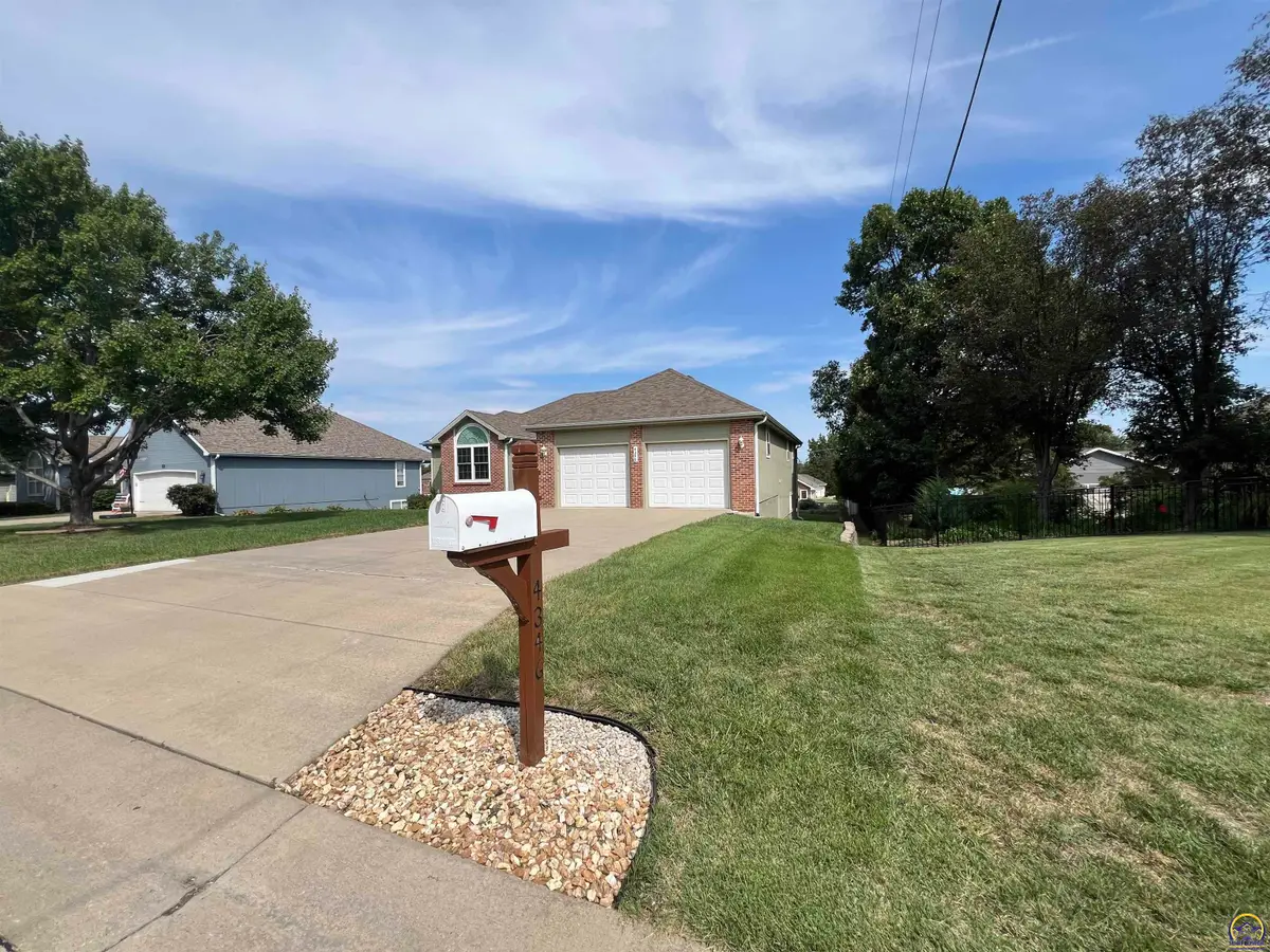 4346 SE 24th Ct, Tecumseh, KS 66542 - Image #1