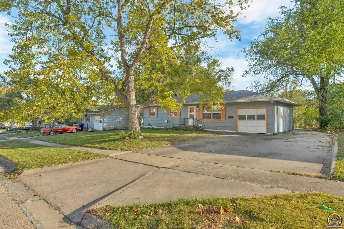 3231 SW 30th Ter, Topeka, KS 66614 - Image #1