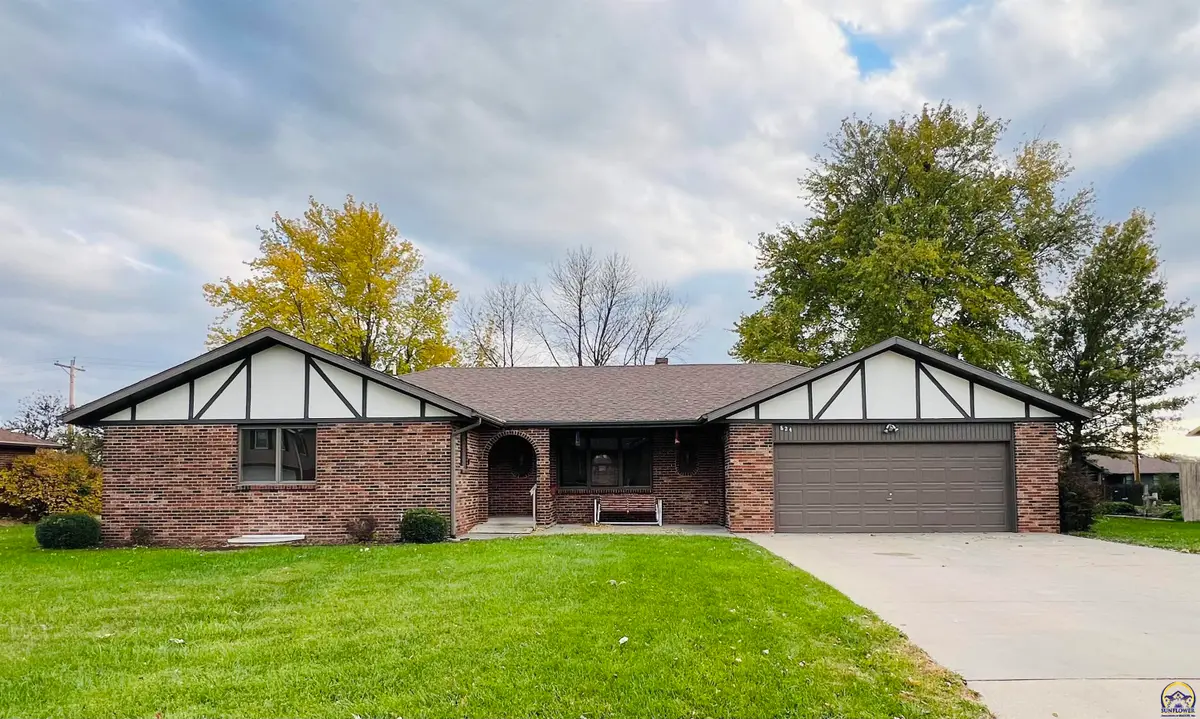 824 Hillcrest Dr, Seneca, KS 66538 - Image #1