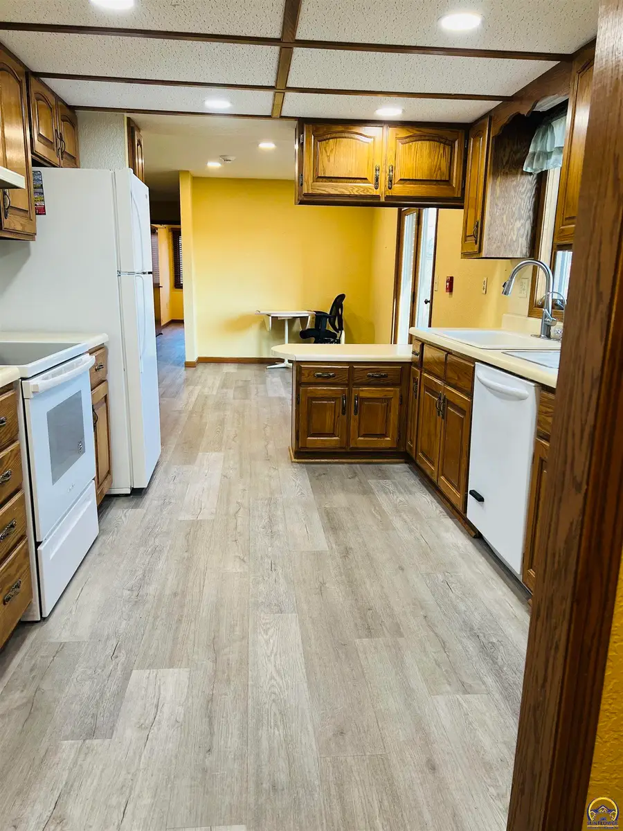 824 Hillcrest Dr, Seneca, KS 66538 - #2