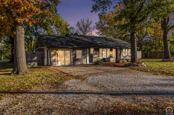 1730 SW 37th St, Topeka, KS 66614