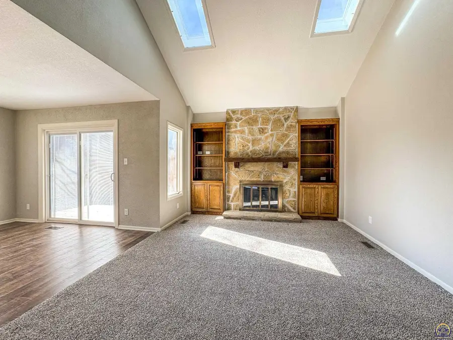 5725 SW Quail Cove Cir, Topeka, KS 66614 - Image #2