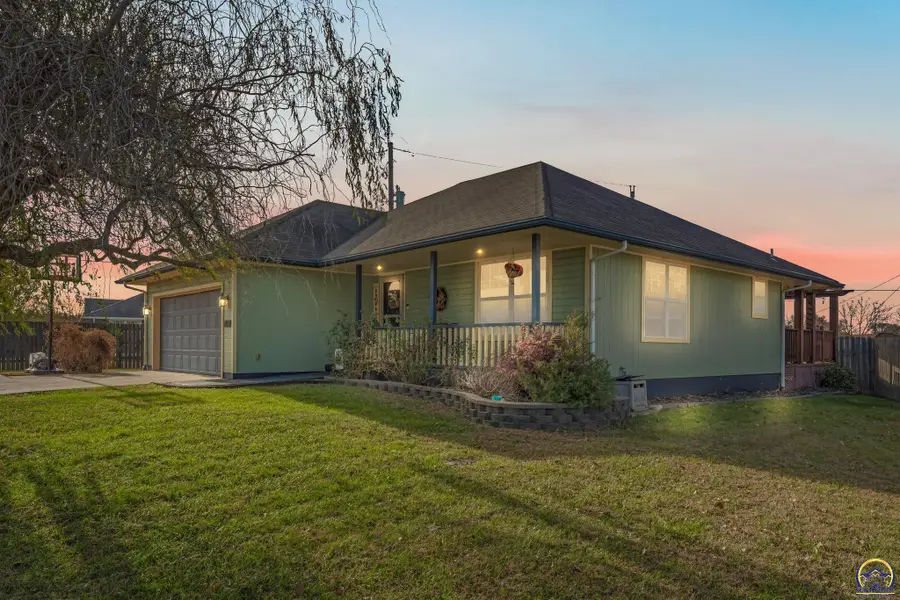 3839 NW Dondee Ln, Topeka, KS 66618 - Image #2