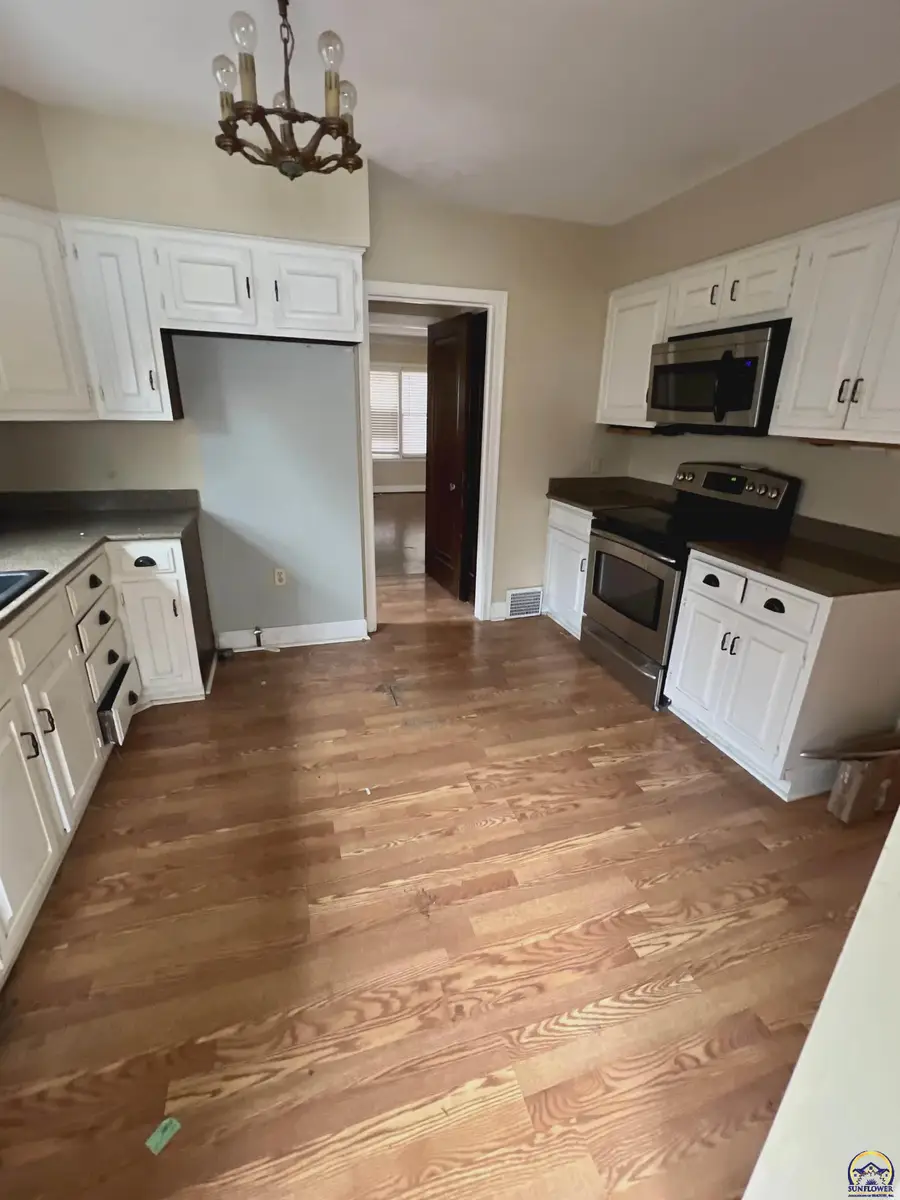 3516 SW Avalon Ln, Topeka, KS 66604 - Image #2