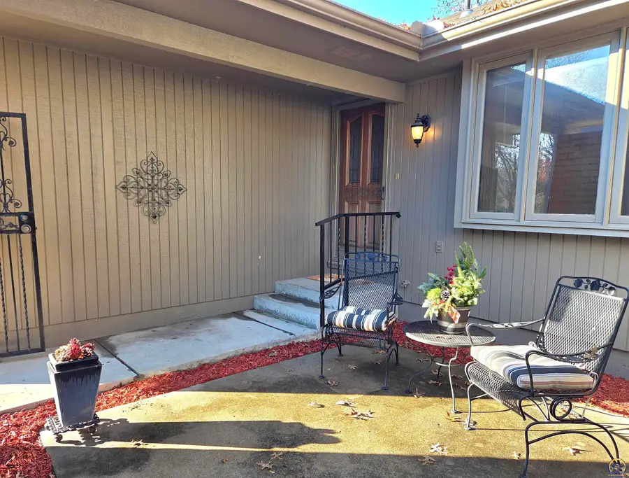 5542 SW Stonegate Ct, Topeka, KS 66606 - Image #2