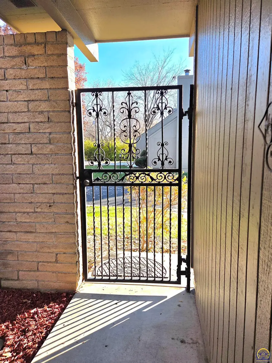 5542 SW Stonegate Ct, Topeka, KS 66606 - Image #3